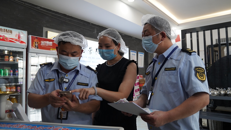 图为2026年8月4日务川自治县市场监督管理局工作人员正在检查食品安全3