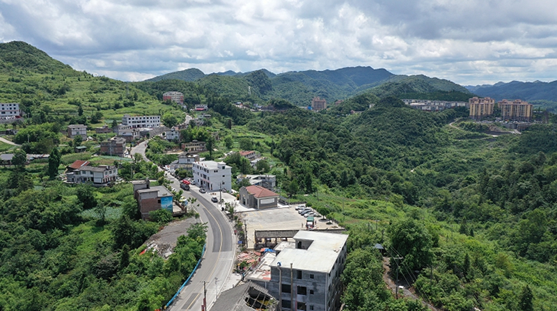 1、露营基地和农庄及自然风光协调融合.jpg