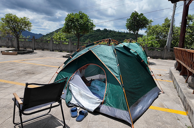 2、露营基地里游客搭帐篷休息。.jpg
