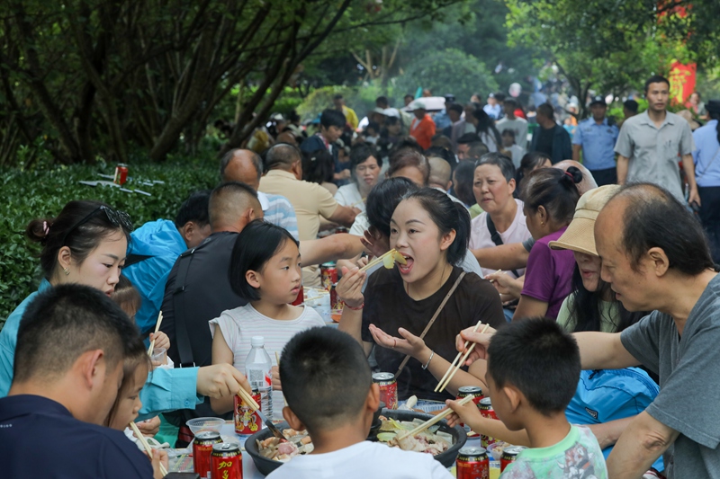 游客在大方县奢香古镇品尝烙锅。何志刚摄
