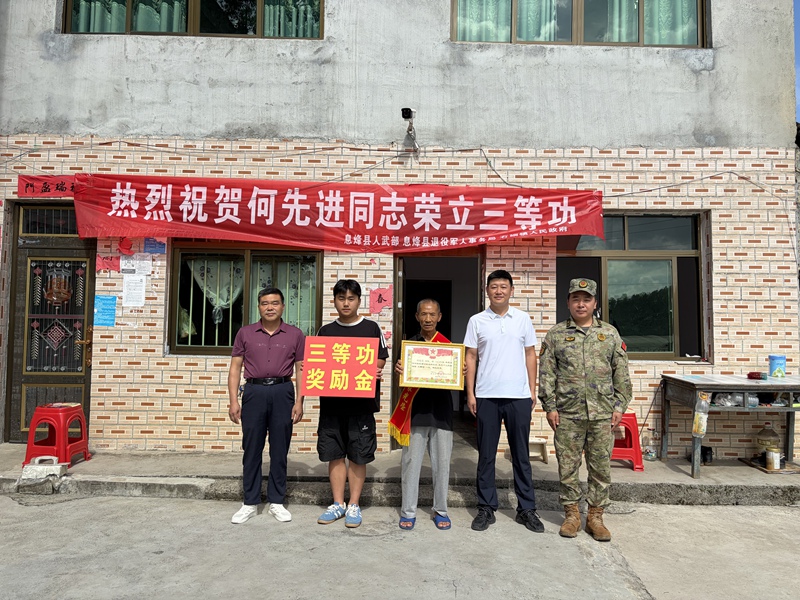 1.工作人員將立功喜報交到軍屬手中