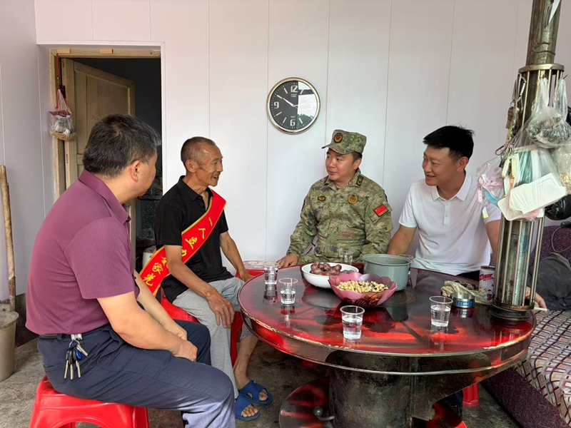 2.工作人員與軍屬交流