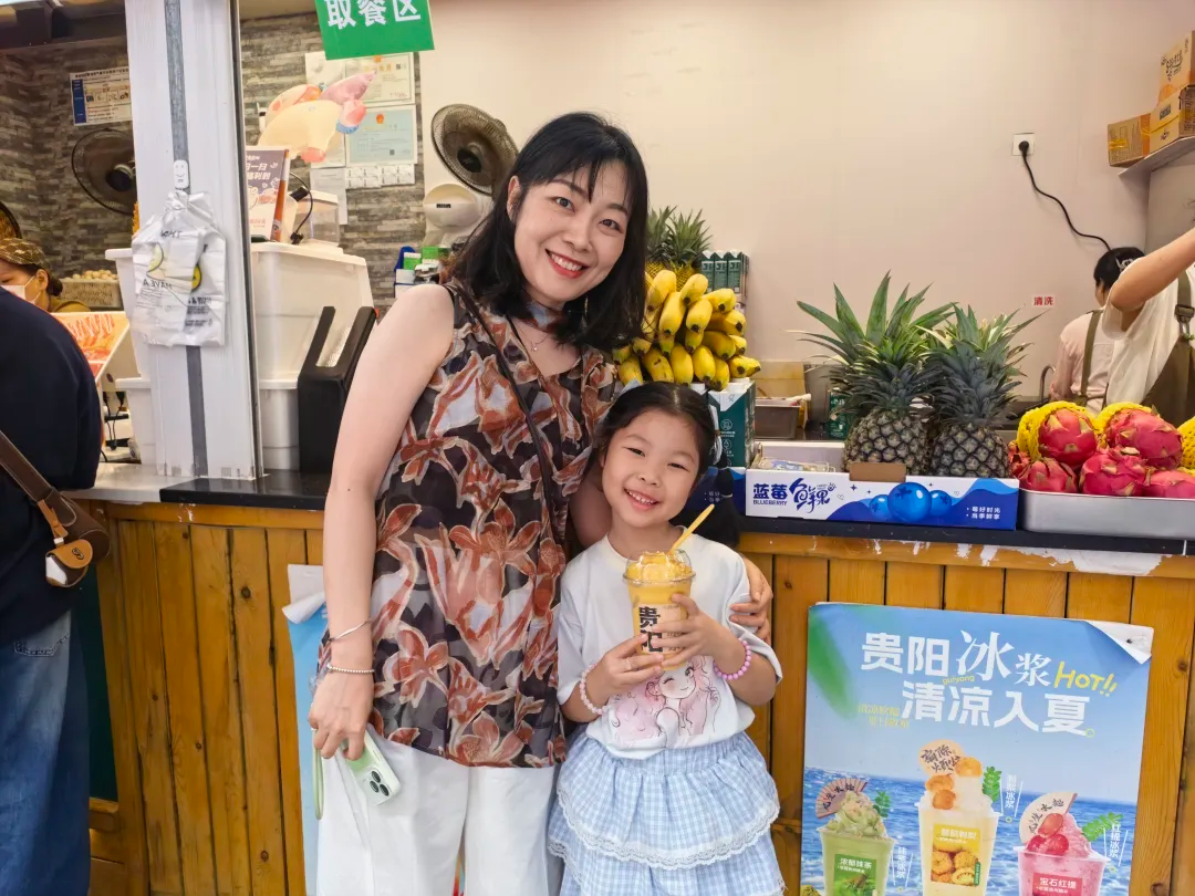 湖南游客尹女士和女儿购买了芒果冰浆。