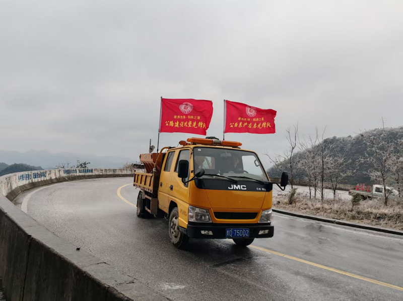 公路养护应急先锋队在G352线K213+500段撒布融雪剂。