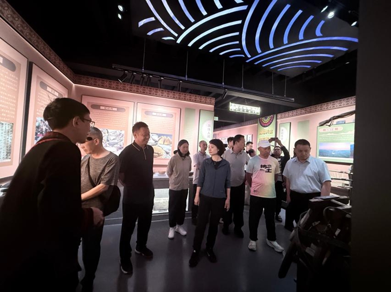 2.在彝族文化博物馆参观学习
