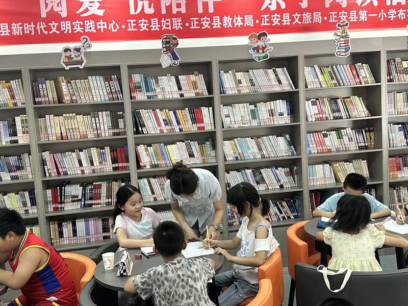 团队成员向儿童普及安全知识