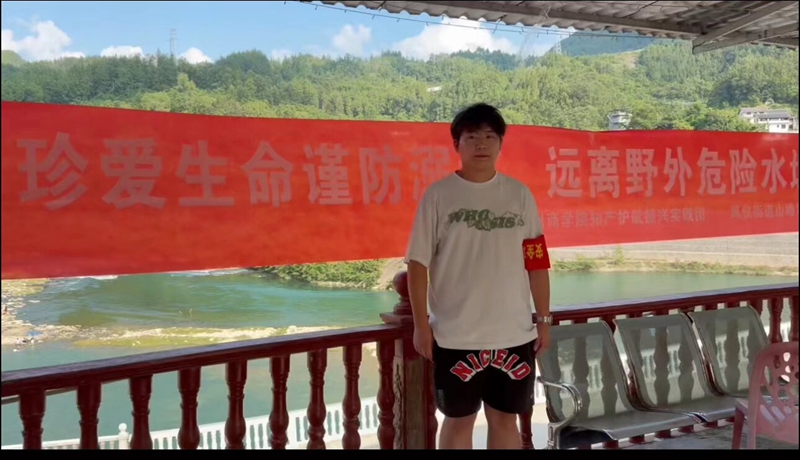 团队成员在凤仪街道山峰社区水库值班