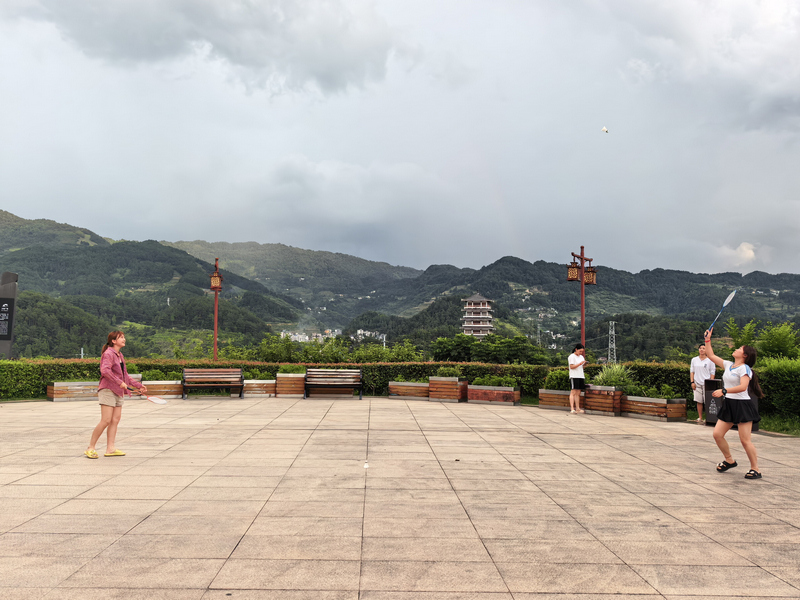 市民在楠竹林体育生态公园打羽毛球。