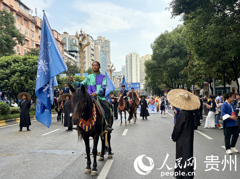 三都巡游方阵。人民网记者 李丽萍摄