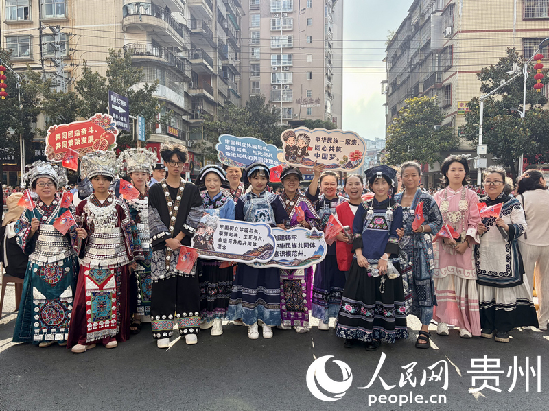身着民族服饰的群众为巡游方阵欢呼喝彩。人民网记者 李丽萍摄