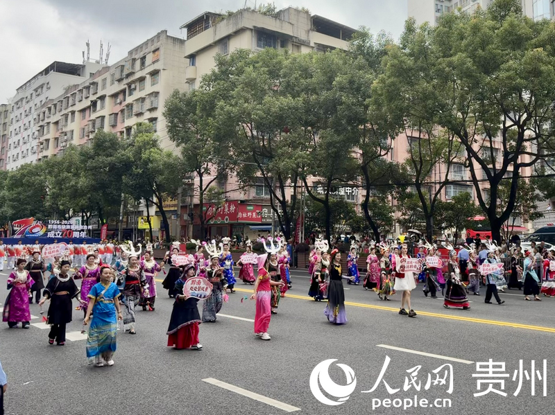 民族团结大巡游现场。人民网记者 李丽萍摄