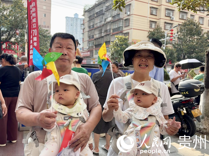 市民游客参与其中。人民网记者 李丽萍摄