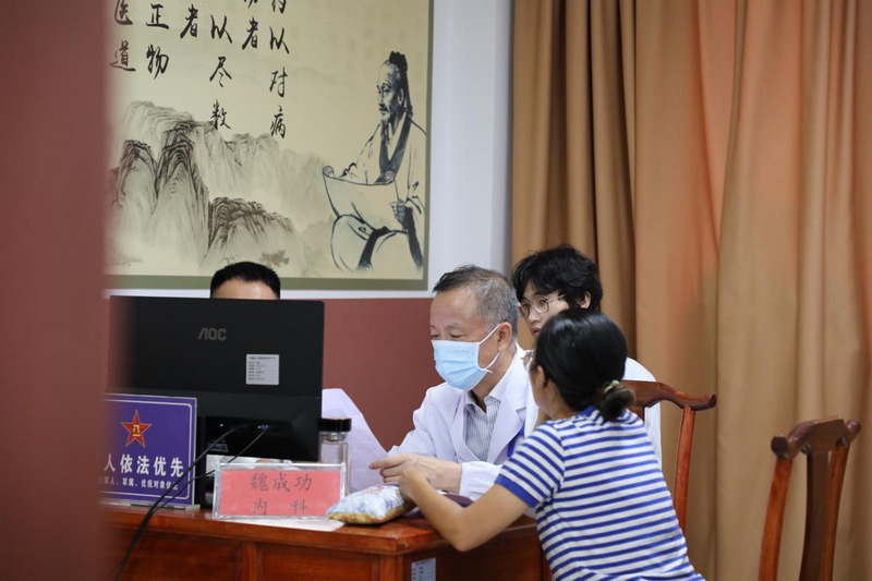 广东专家在丹寨县人民医院坐诊。