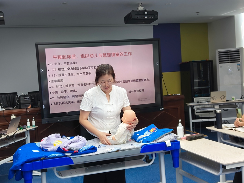 保育師正在給學員講解育兒技巧 蔡昀 攝