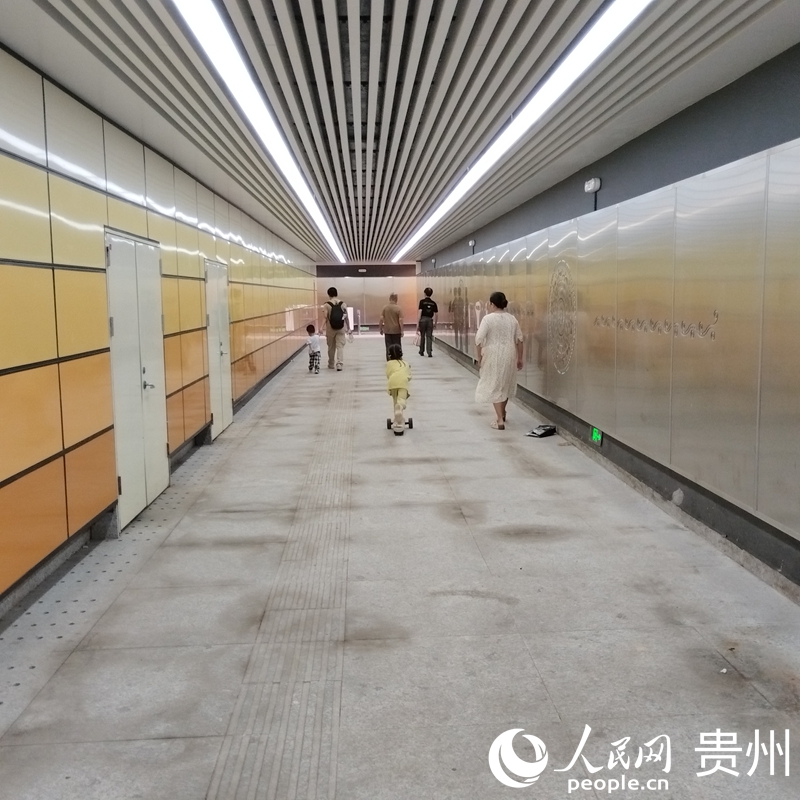 网友所述路段地下通道已开放并投入使用。