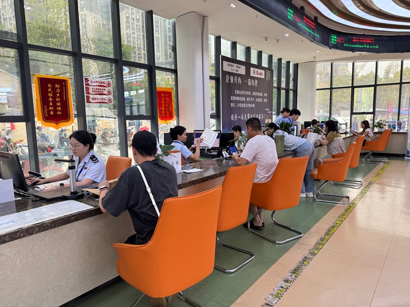 圖為：開陽縣政府服務中心辦事大廳