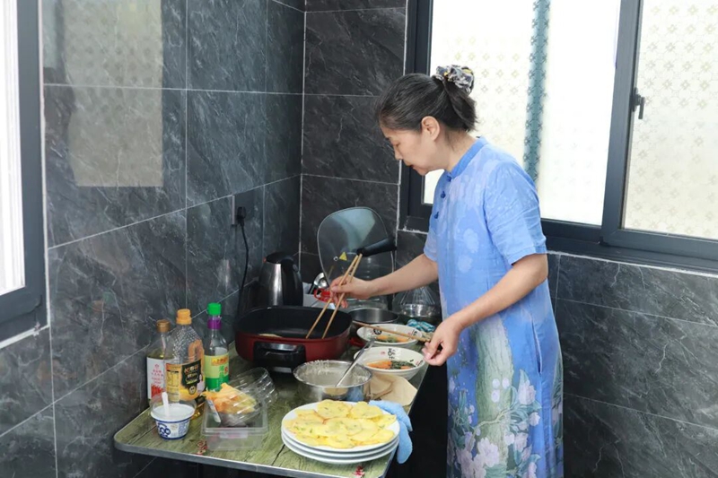 湖南长沙旅居游客正在制作蛋饼。陈熙 摄.jpg