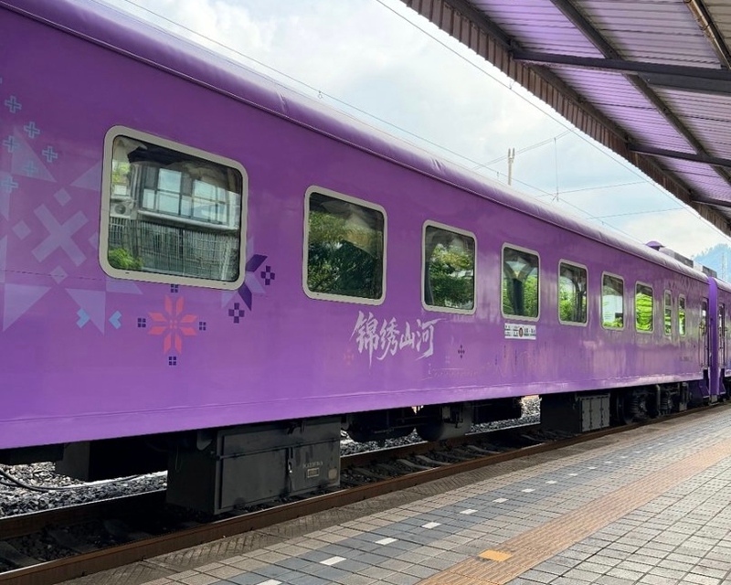 1、“多彩贵州号”旅游专列。.jpg