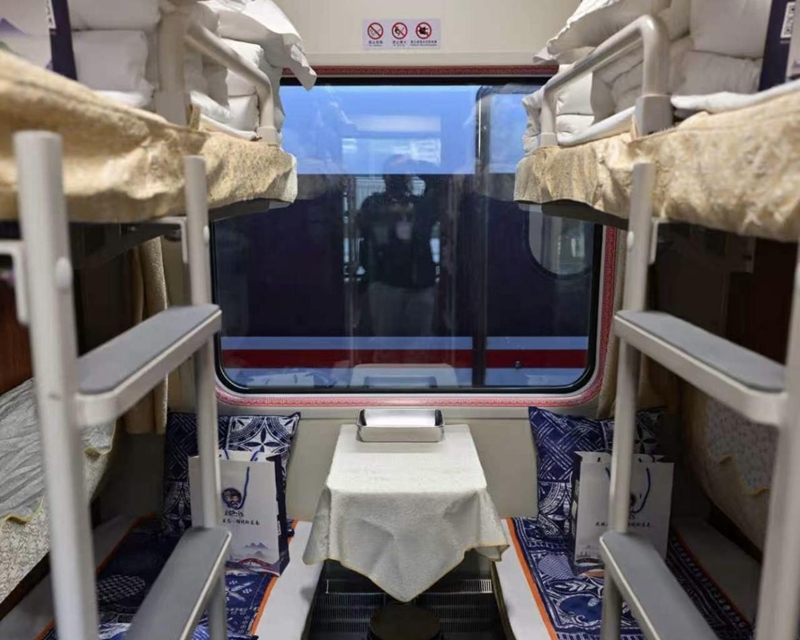 “多彩贵州号”旅游专列。
