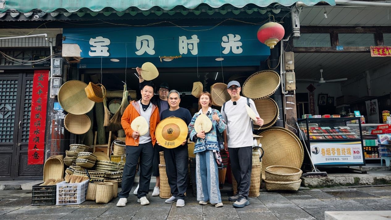 2、拍摄团队在石阡踩点留影。.jpg