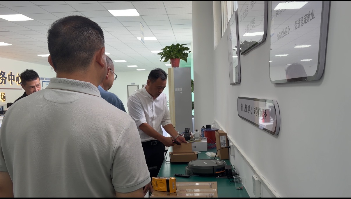 工作人員向大家介紹企業招聘區、崗位體驗區等各個功能板塊的布局與服務職能。