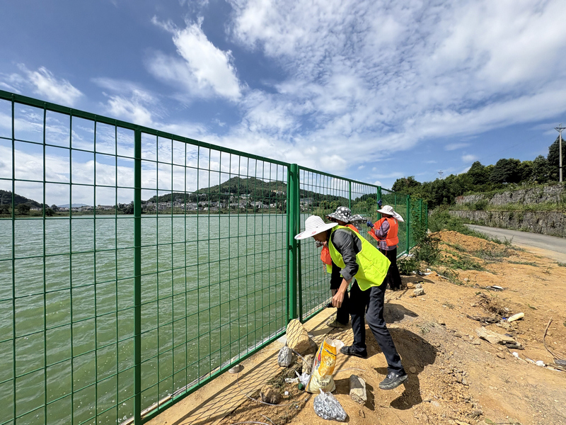 在仁怀市流沙岩水库防护网建设施工现场，工人正加紧安装标准化隔离防护网。