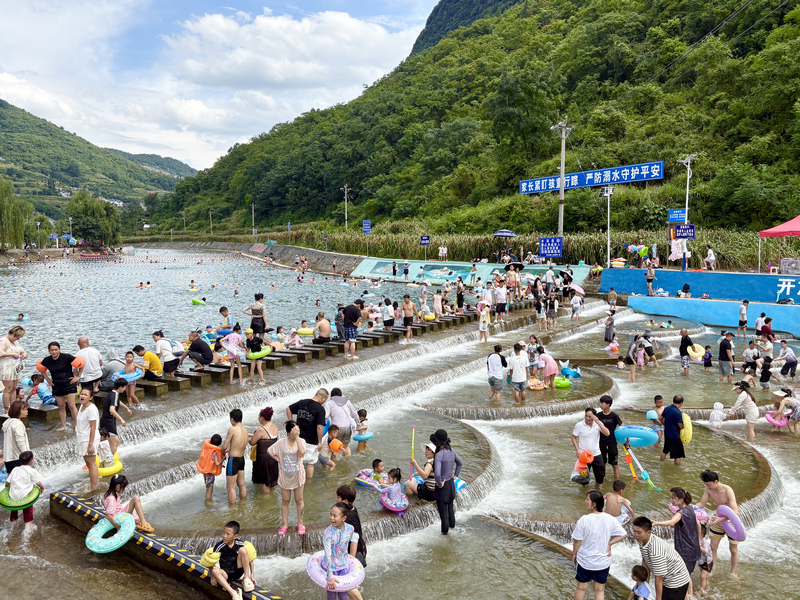 在仁怀市五马镇三元村新近改造完成的标准化防溺水亲水区，浅滩平整、水质清澈、环境整洁。