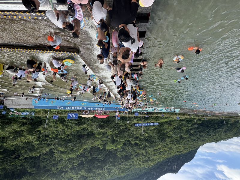 在仁怀市五马镇三元村新近改造完成的标准化防溺水亲水区，浅滩平整、水质清澈、环境整洁。