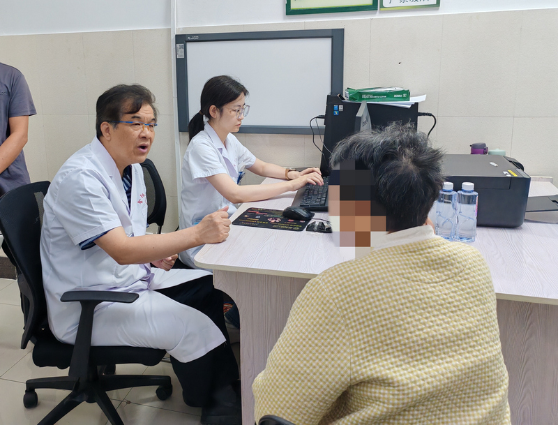 李文斌教授坐诊接诊。金阳医院供图