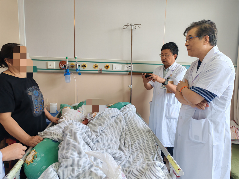 李文斌教授查房现场。金阳医院供图