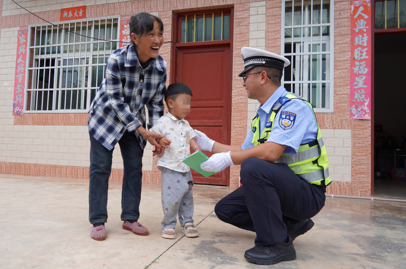 在贵州省毕节市威宁彝族回族苗族自治县羊街镇，工作人员通过入户宣讲给群众普及防溺水和交通安全知识。