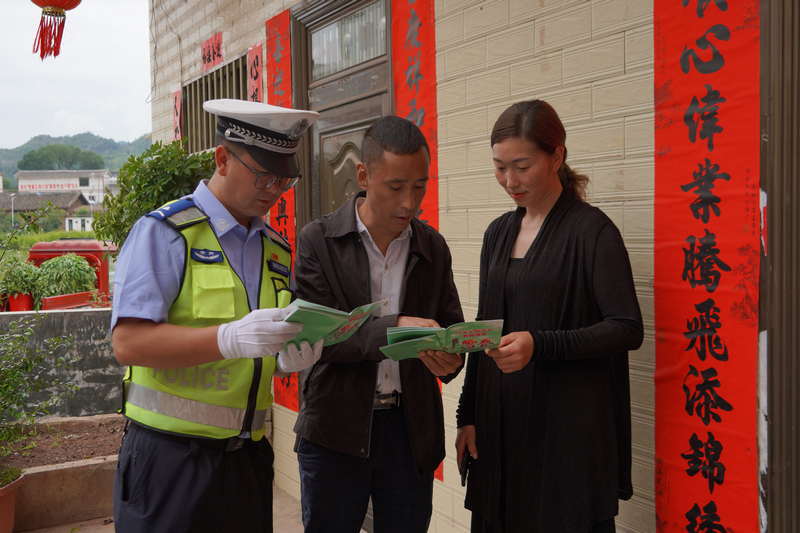 在贵州省毕节市威宁彝族回族苗族自治县羊街镇，工作人员通过入户宣讲给群众普及防溺水和交通安全知识。
