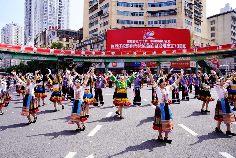 罗甸方队巡游现场1.jpg