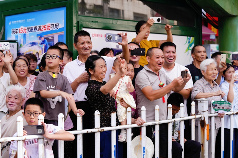 市民游客纷纷为罗甸巡游方队欢呼喝彩.jpg