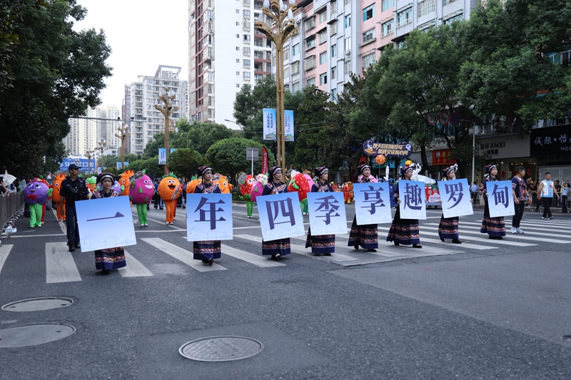 “四季瓜果飘香”板块巡游现场.jpg