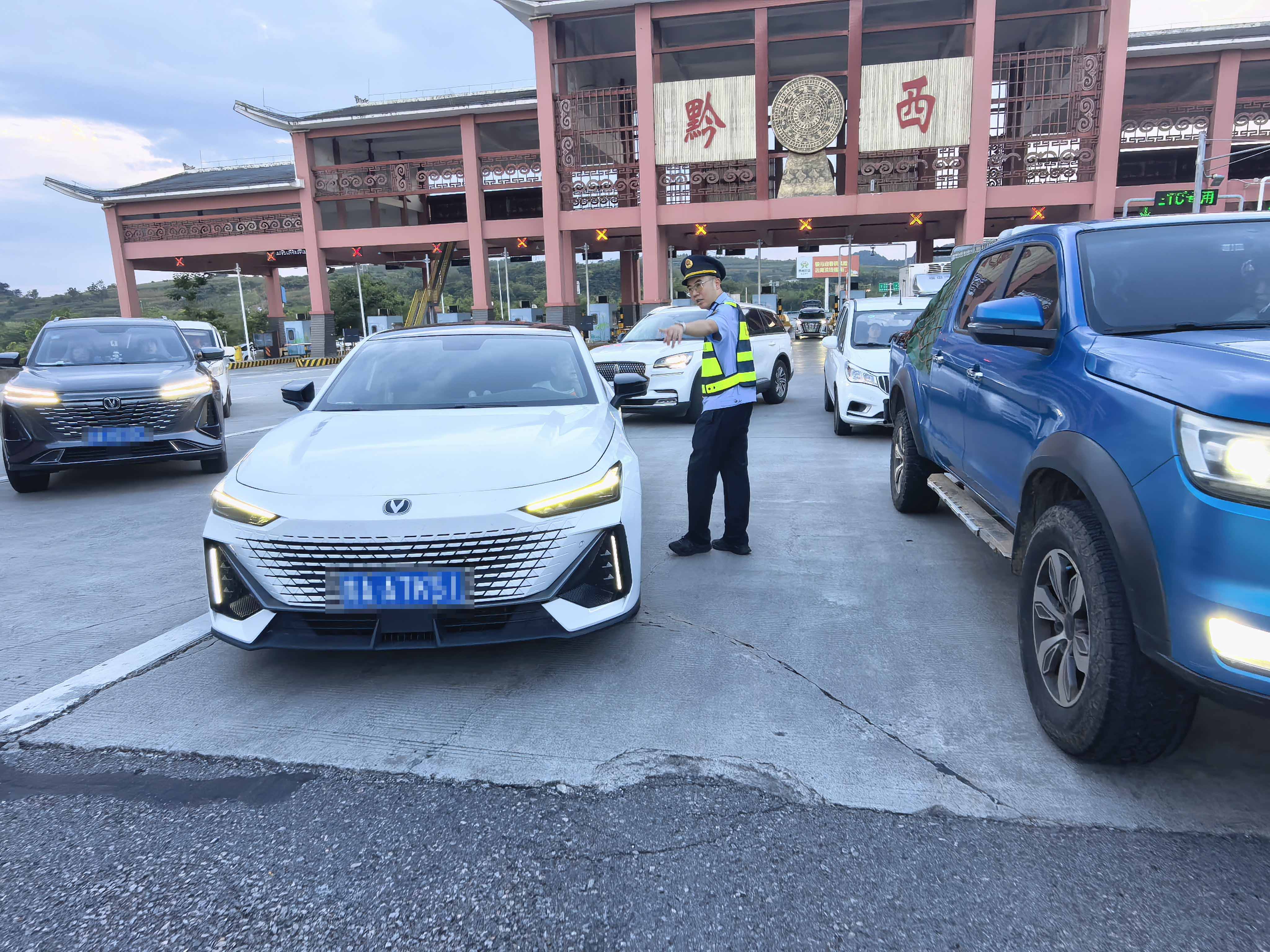 执法人员在黔西收费站为司乘人员指引道路