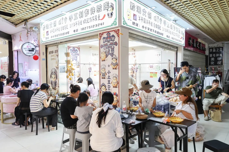 文创店客流爆满。