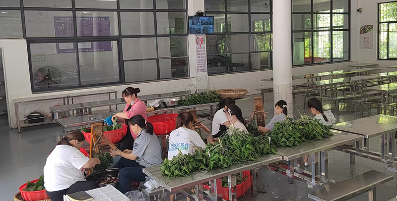 端午節給學生包粽子。