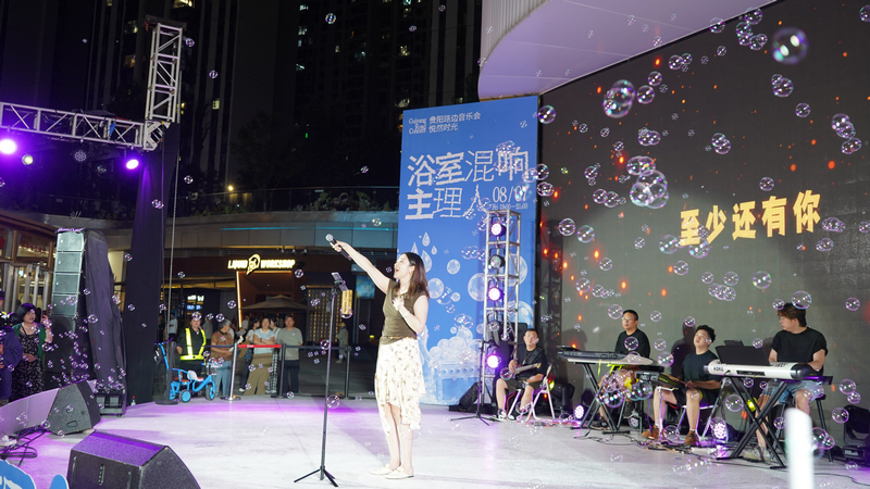 女生戰隊成員正在演唱。