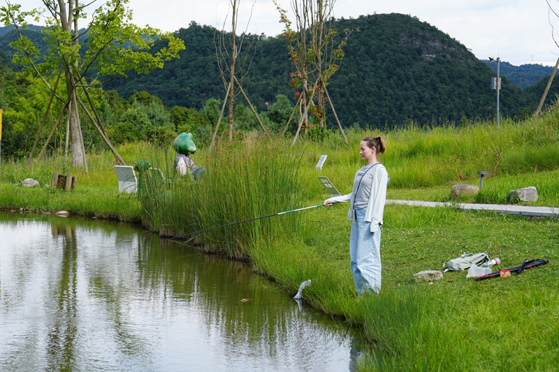 Irina在釣魚  秦清攝.jpg