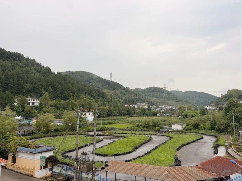 图为：温馨的三合村