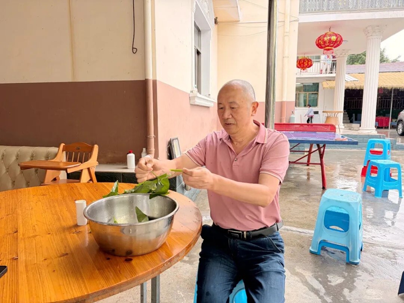 图为：游客采摘菜