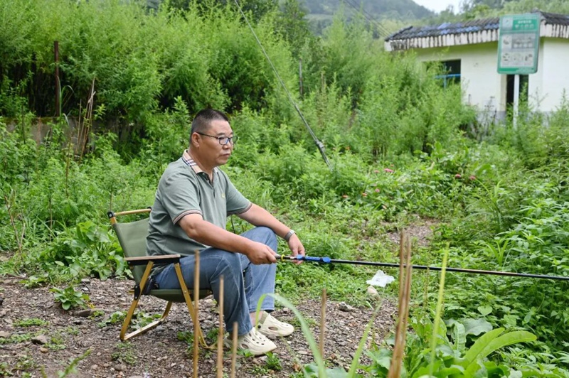图为：游客垂钓