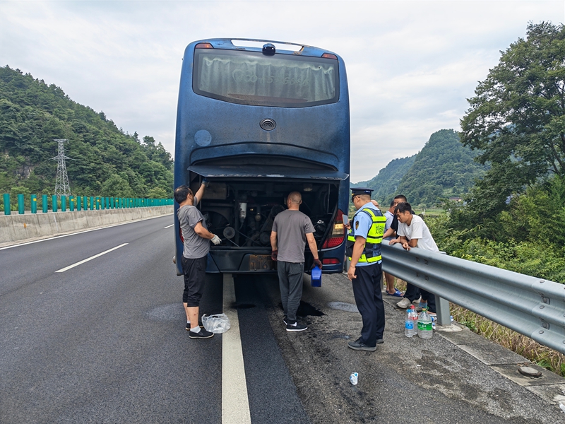 执法人员在确保安全的前提下守护守护故障客车。 张忠祥摄