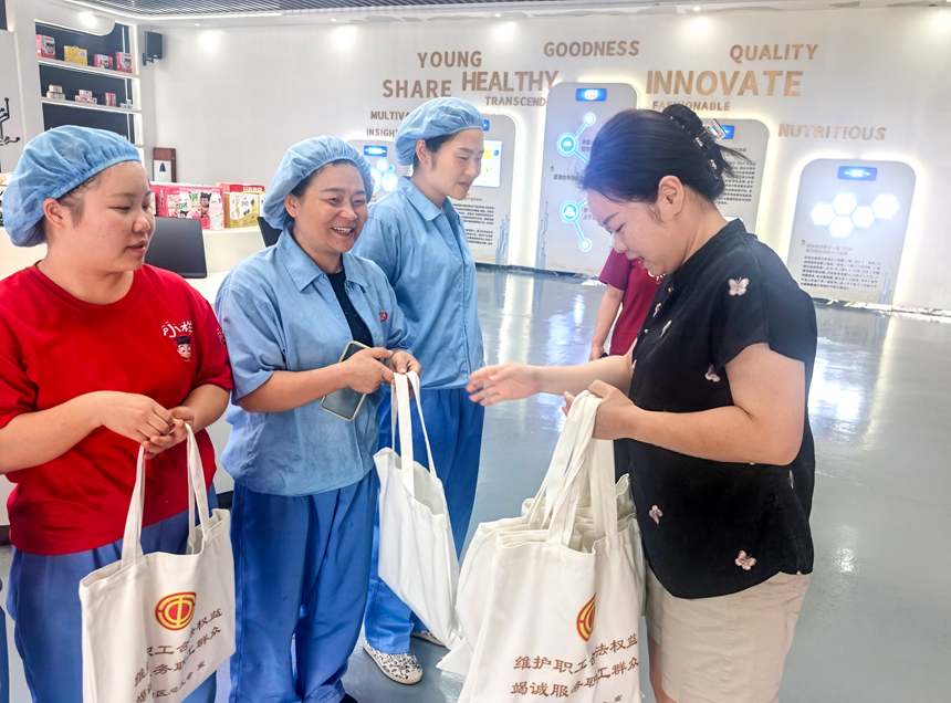 观山湖区总工会有关负责人走进贵阳好彩头食品有限公司，慰问车间工人。