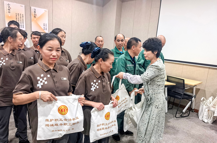 4、观山湖区总工会有关负责人走进润楹物业服务有限公司，慰问绿化管护工人及安保人员。