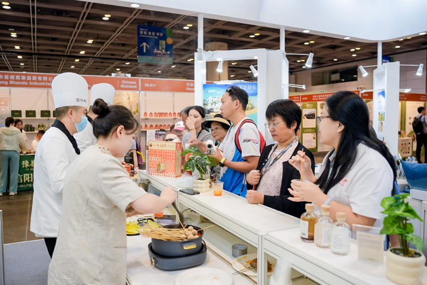 觀眾駐足品嘗貴旅集團自研特色美食。
