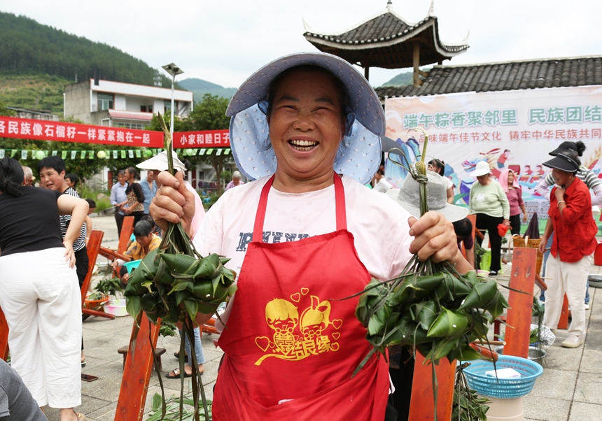 村民展示自己包的粽子。