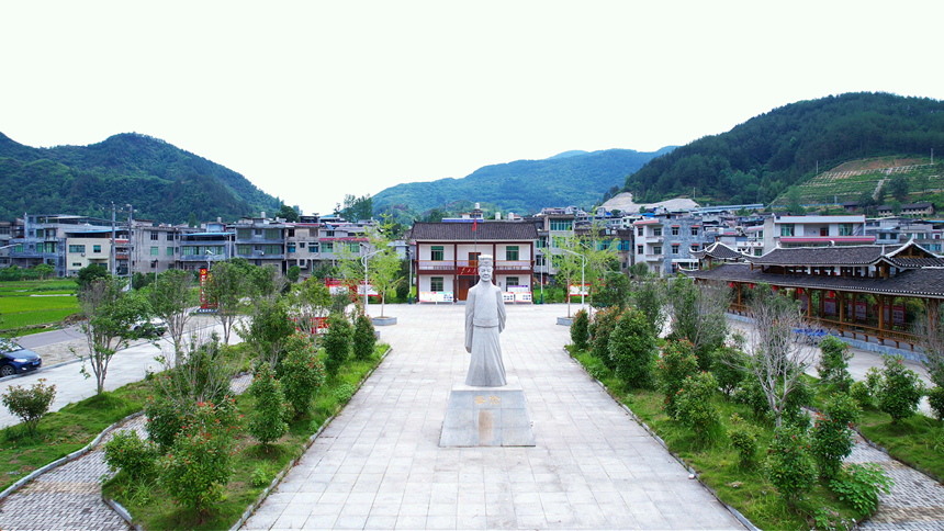 兴旺村古法造纸广场一景。