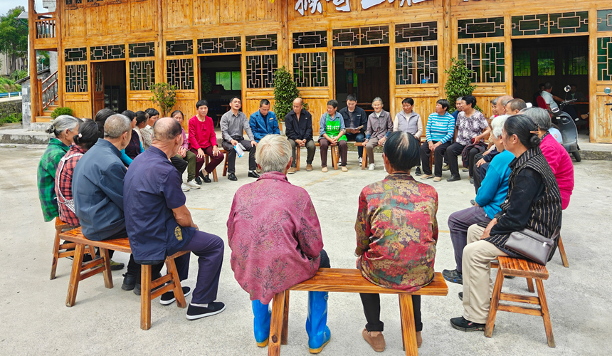 召开村民院坝会宣传政策法规。